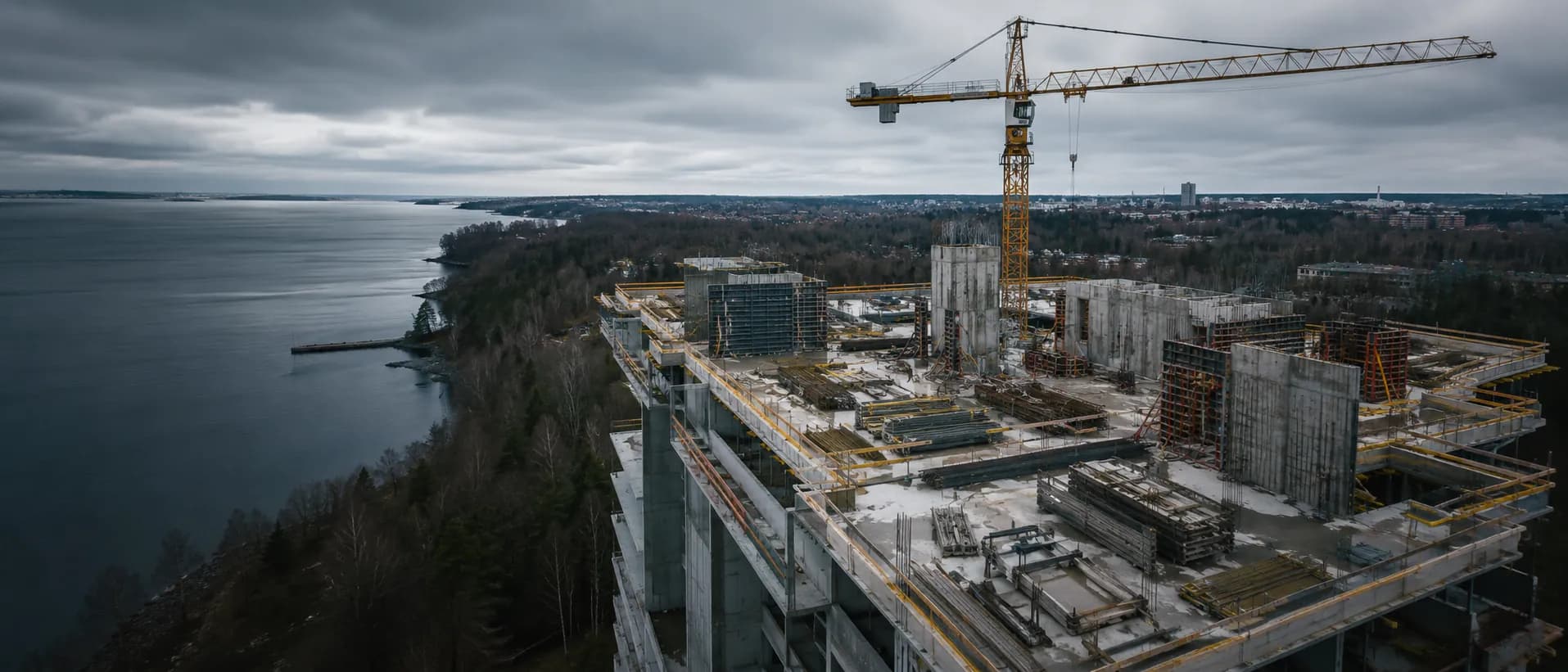 Būvlaukums ar celtni no putna lidojuma — reāla būvniecības vide, kurā strādā RIXBUILD